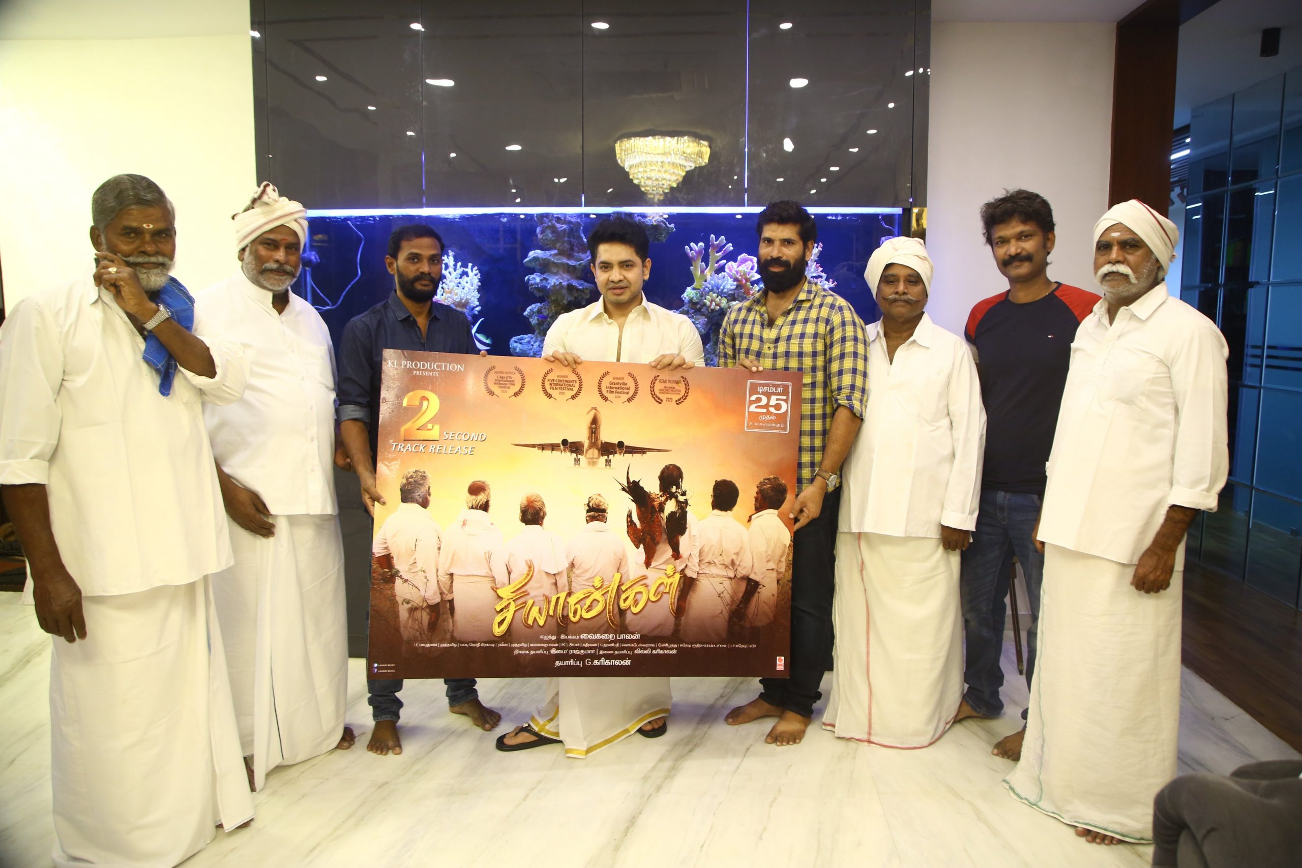 சியான்கள் படத்தில் இடம் பெற்ற செம ஹிட் ஆன ‘ஒட்டி ஒட்டி நானும் வரேன்’ பாடல்!