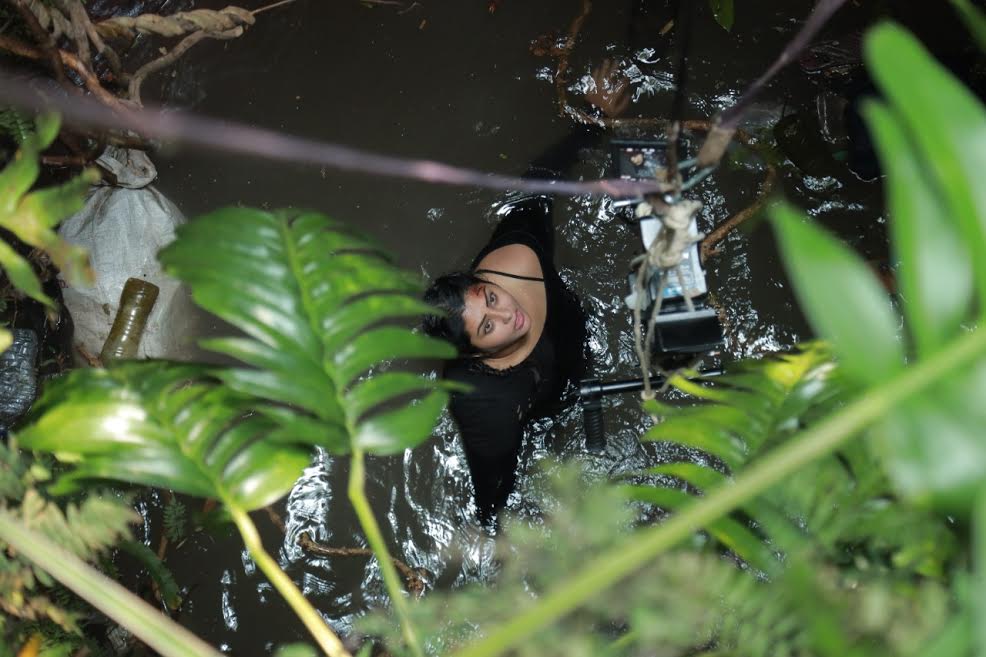 கிணற்றுக்குள் விழுந்த நமீதா.. பதறிய ஊர் மக்கள்.!