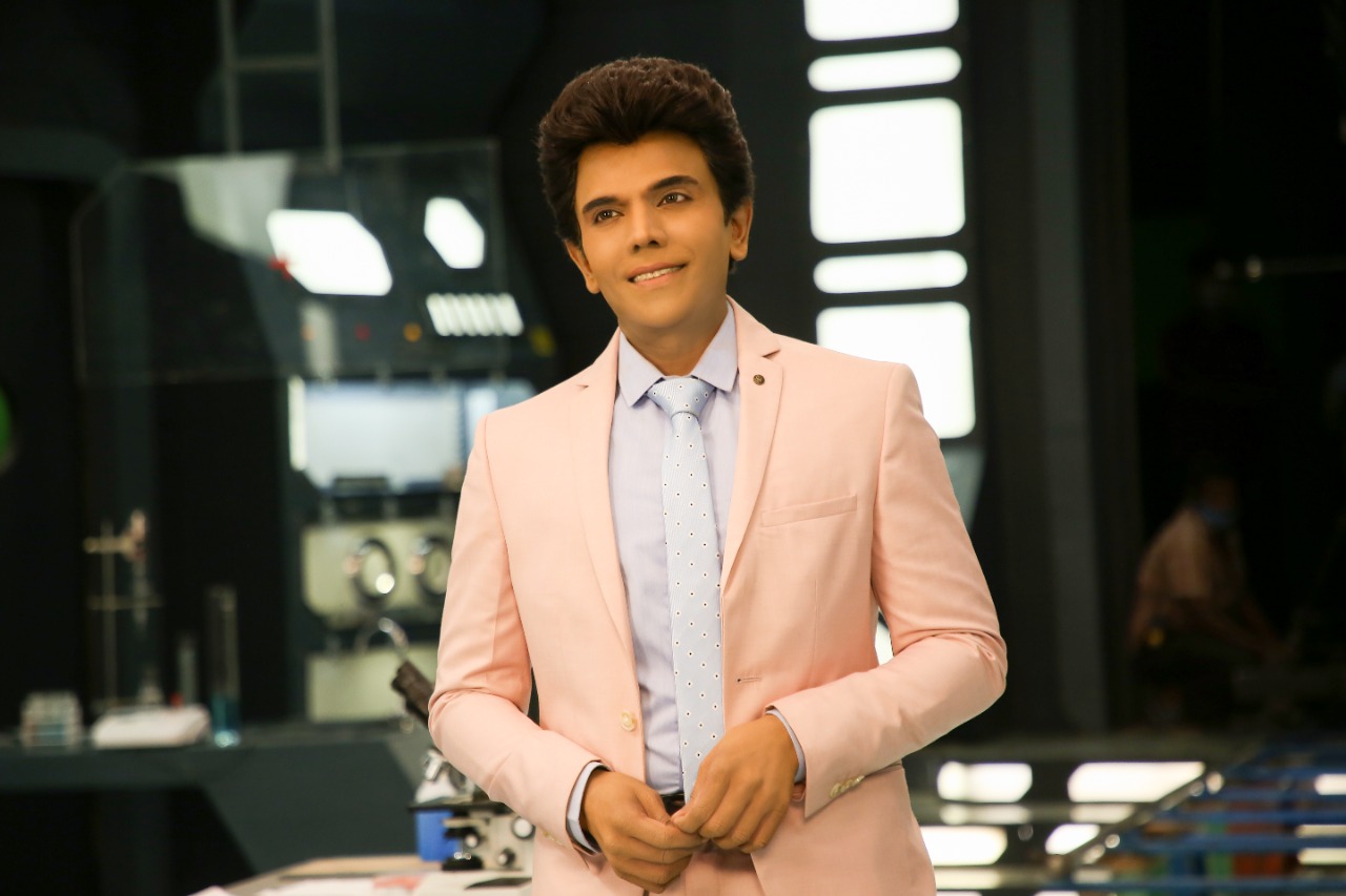 உச்ச நட்சத்திரங்கள் வரிசையில் இணைந்துள்ள லெஜண்ட் சரவணன் !