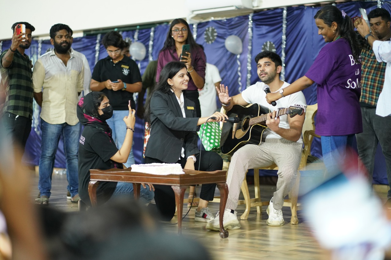 கல்லூரி மாணவிகளுடன் பிறந்த நாளை கொண்டாடிய துருவ் விக்ரம்