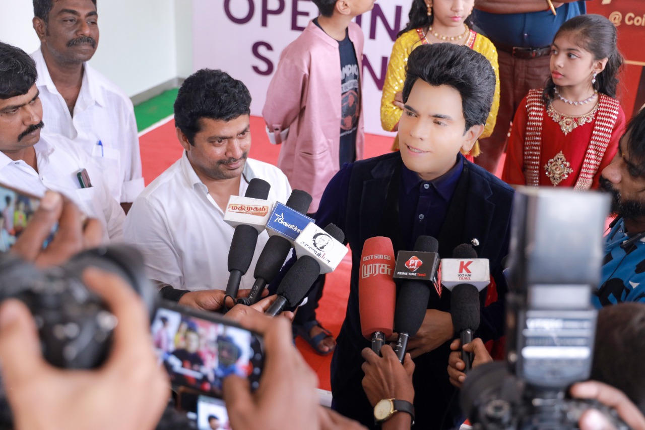 மக்களும் மகேசனும் நினைத்தால் அரசியலுக்கு வருவேன்: லெஜெண்ட் சரவணன்