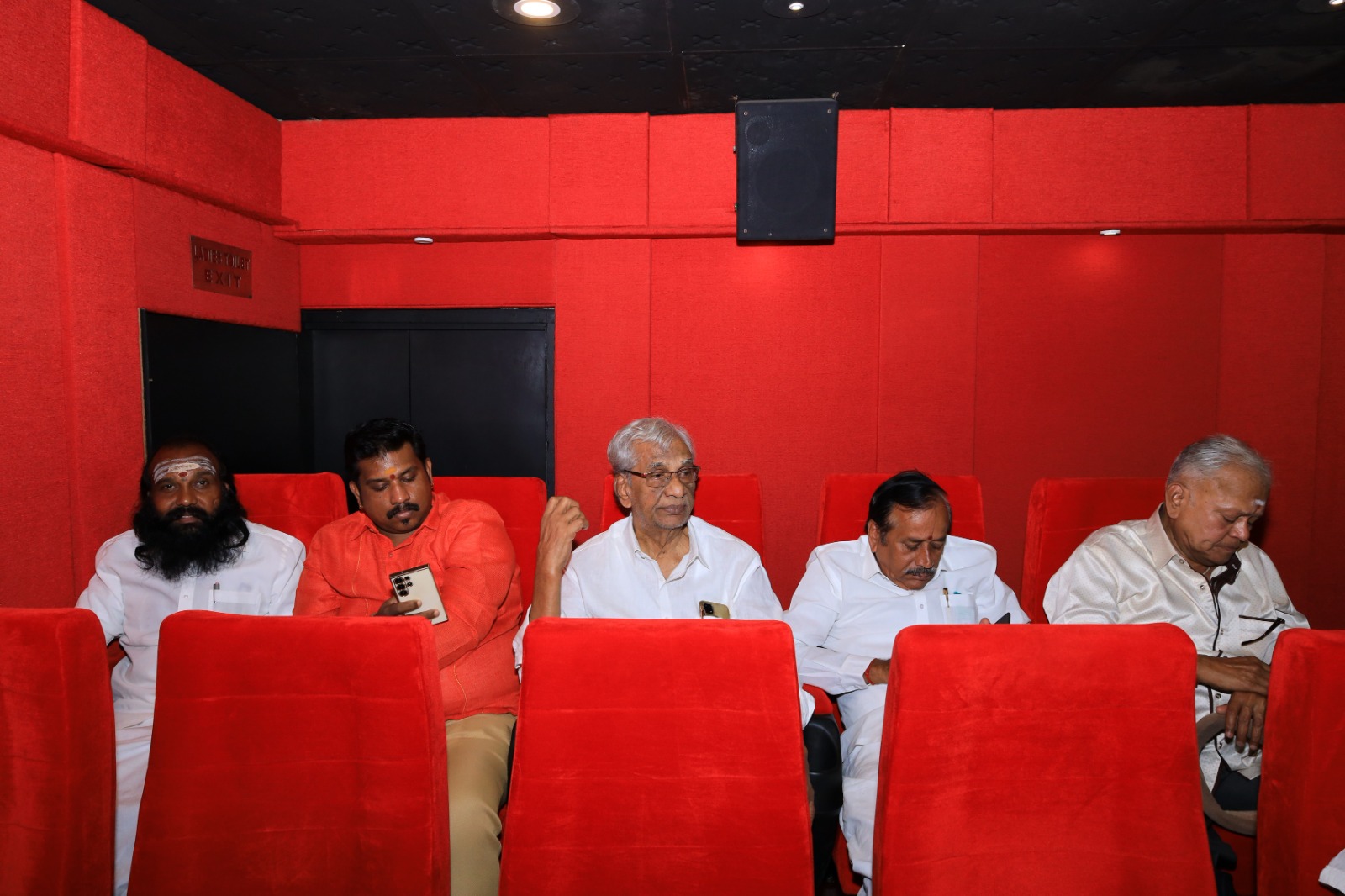 அரசியல் கட்சி பிரமுகர்கள் மற்றும் திரையுலகை பிரபலங்கள் பார்த்த ”மாவீரன் பிள்ளை” படம்