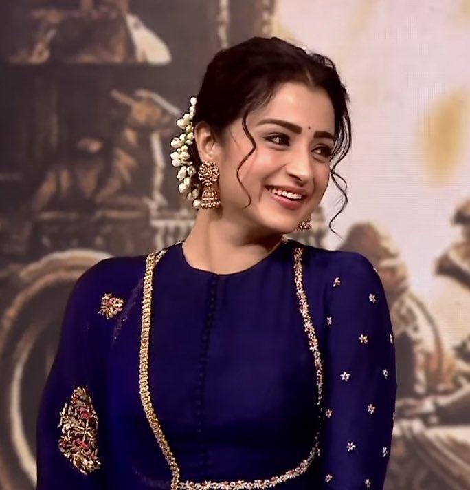 த்ரிஷா தனது பிறந்தநாளை வழக்கம்போல் எளிமையாகக் கொண்டாடியிருக்கிறார்.