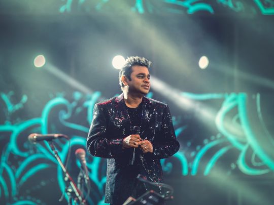 புனேயில் இசையமைப்பாளர் ஏ.ஆர்.ரஹ்மானின் இசை நிகழ்ச்சியை போலீஸார் தடுத்து நிறுத்தினர்.