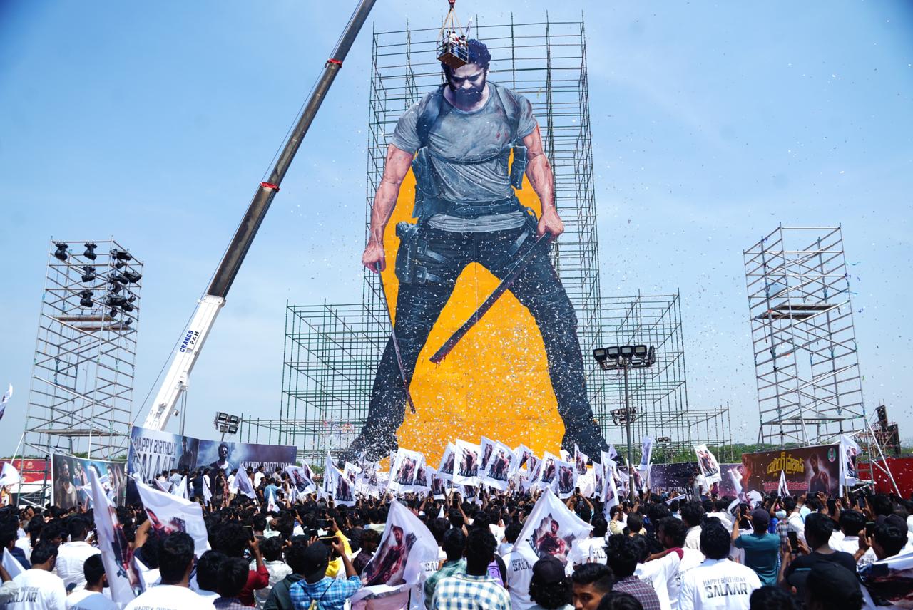 பிரபாஸின் பிறந்த நாளை கோலாகலமாக கொண்டாடிய ரசிகர்கள் ! திருவிழா போல காட்சியளிக்கிறது!