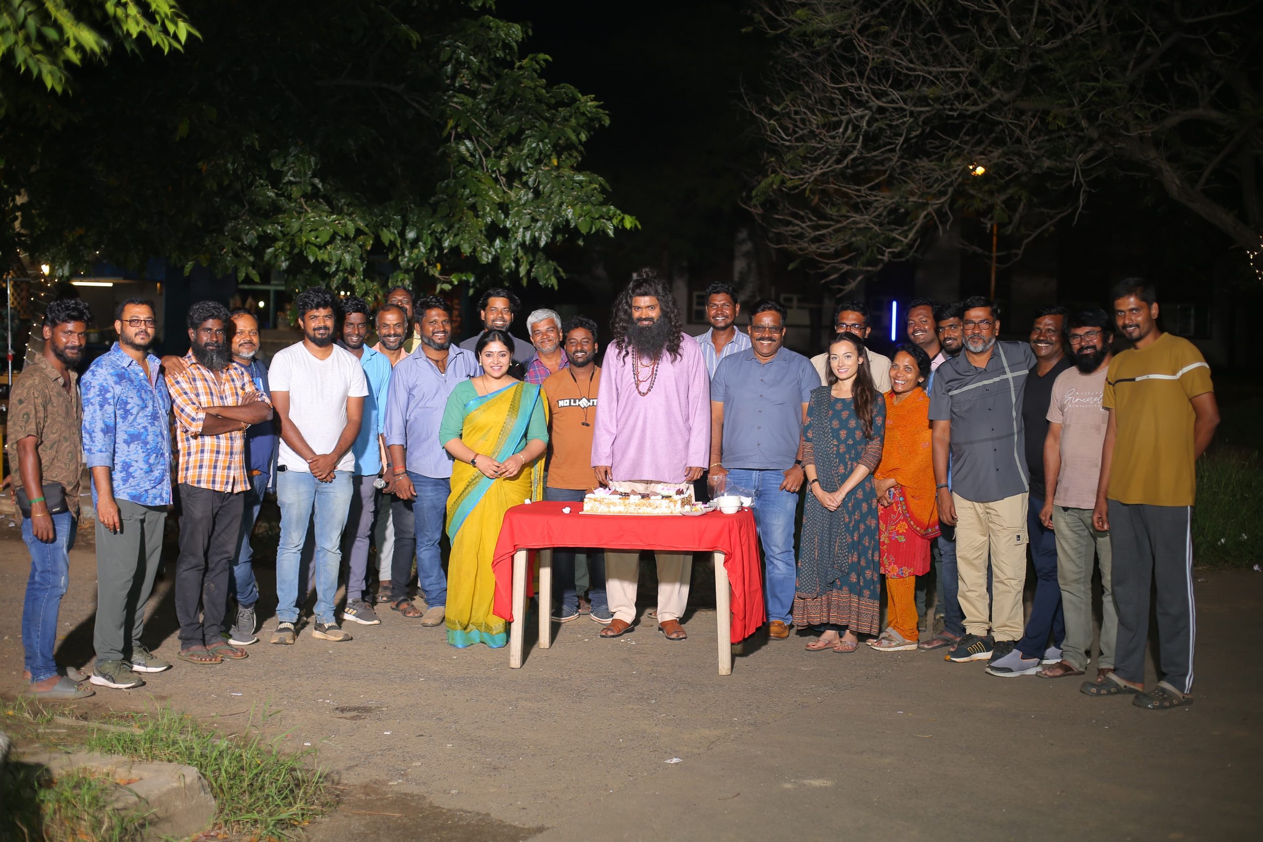 “ஆலன்” படத்தின் படப்பிடிப்பில் கேக் வெட்டி தனது பிறந்த நாளை கொண்டாடினார் நடிகர் வெற்றி!