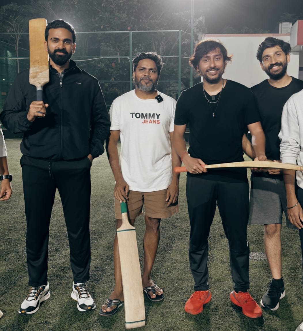 விளையாட்டில் மோதிக் கொண்ட புளூஸ்டார்,சிங்கப்பூர் சலூன் படக்குழுவினர்1