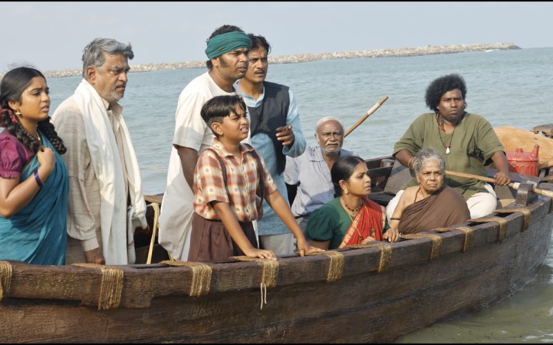 கடலில் தத்தளிக்கும் போட் !!
