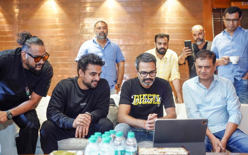 ARM படத்தின் டிரைலரை பார்த்து பாராட்டிய KGF இயக்குனர் பிரசாந்த் நீல்!