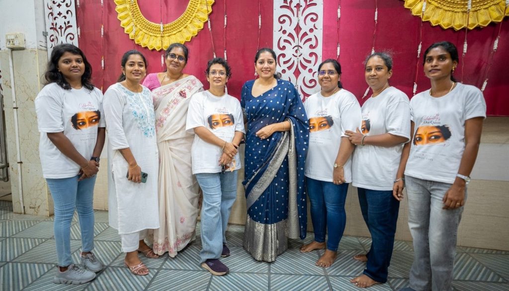 பெண் ஆட்டோ ஓட்டுநர்களுக்கு நலத்திட்ட உதவிகளை வழங்கிய நடிகை அனுமோல்